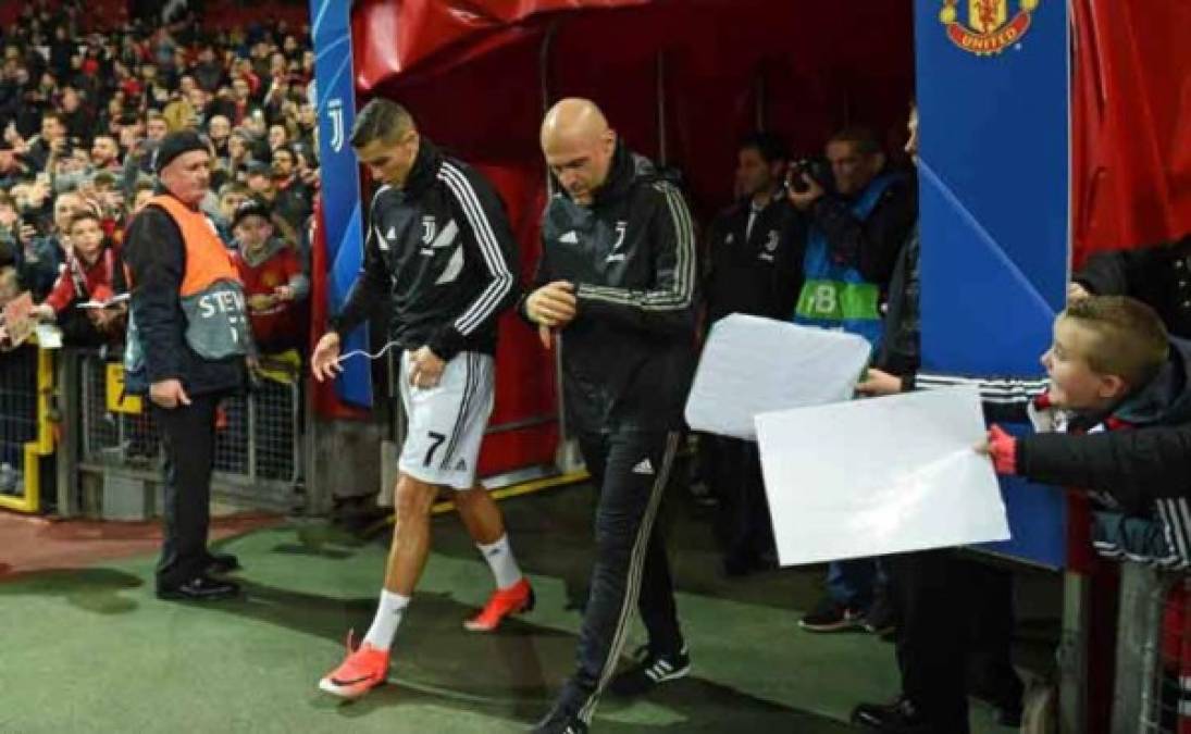 Momento en que Cristiano Ronaldo ingresaba al terreno de las acciones para realizar sus ejercicios de calentamiento.