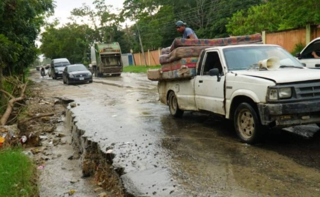 Los pobladores reclaman 'es imposible que se estén construyendo puentes en los bulevares de San Pedro Sula y no se atienda esta carretera que es una vía muy utilizada por toda la zona este y municipio de La Lima', dijo Pablo Romero, vecino de Bosques de Jucutuma.