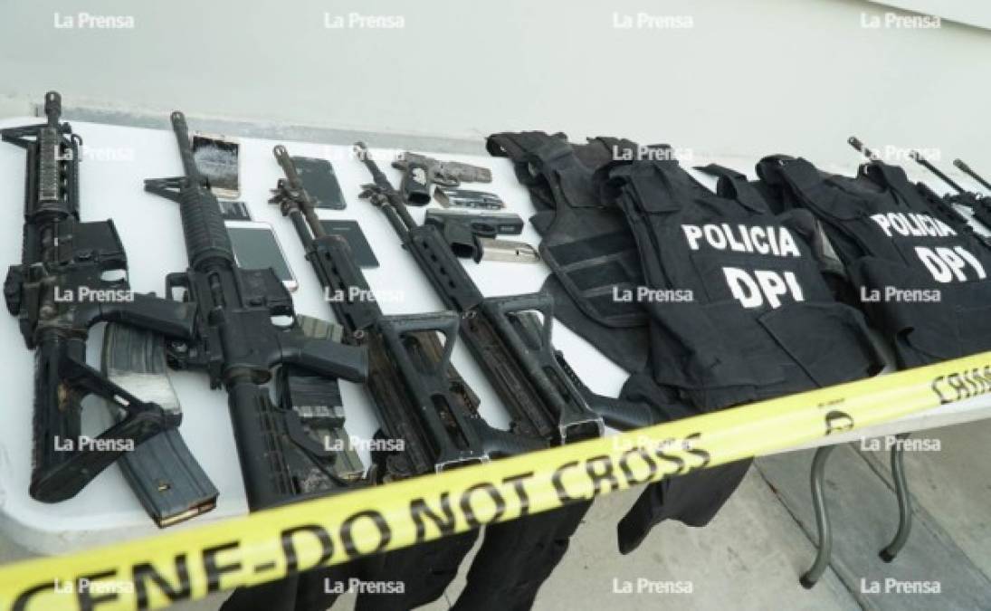Autoridades decomisaron armas de grueso calibre y chalecos antibalas supuestamente de la Policía DPI.