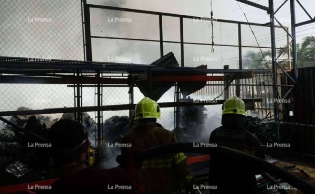 Luego de un par de horas, los Bomberos lograron mitigar por completo el incendio en la fábrica sampedrana.