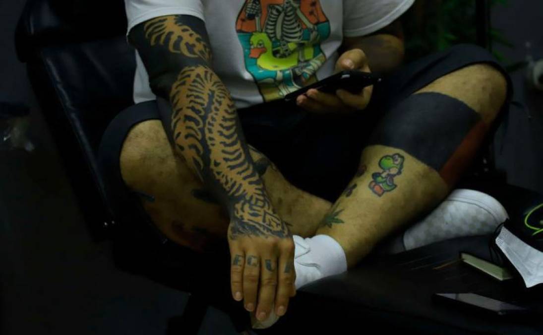 Israel Velásquez, quien tiene su negocio en una calle frente al parque central de San Pedro Sula, comentó que la poca presencia masculina en los centros de tatuaje se debe a tres factores relacionados: situación económica, problemas para hallar empleo e inseguridad.