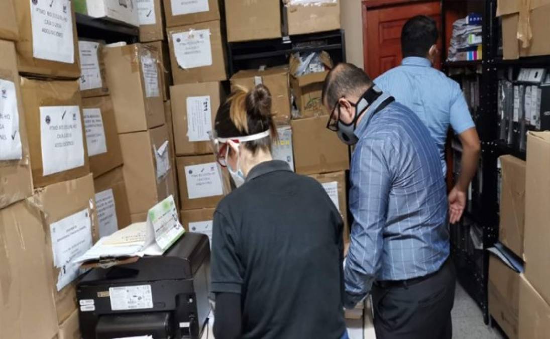Unidad Nacional de Apoyo Fiscal y Atic efectúan inspección en los archivos de las instalaciones de Copeco. Dicho caso está relacionado con investigaciones sobre supuestas irregularidades en la ejecución de proyectos de mitigación.