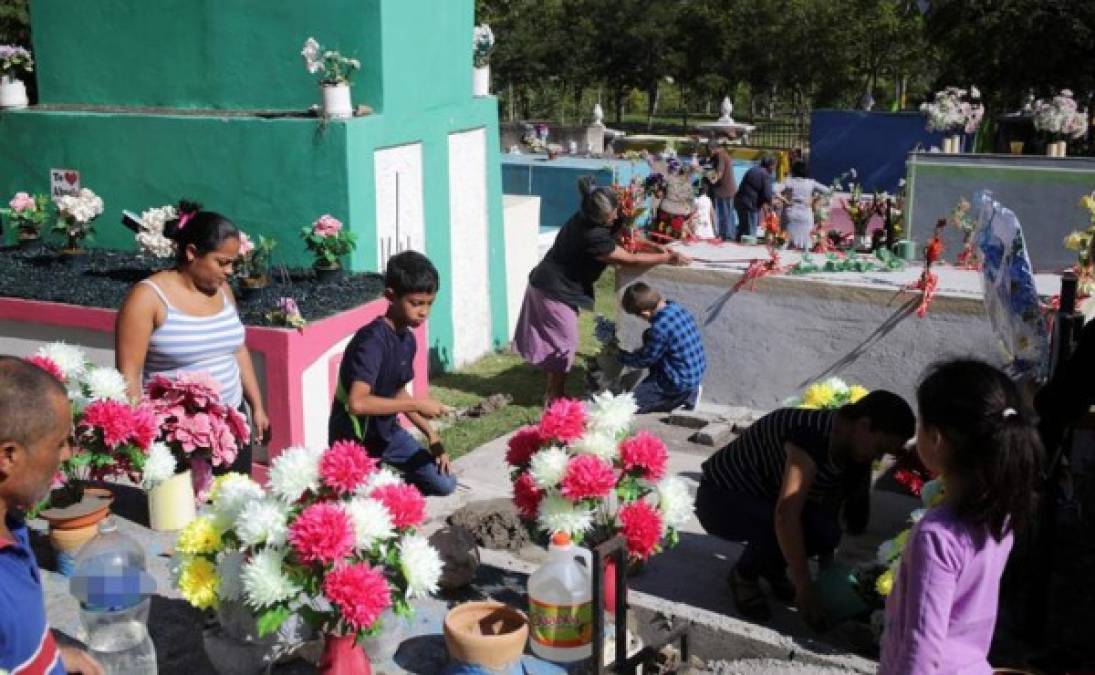 Este 2 de noviembre se celebra en Honduras el Día de los Muertos y como cada año, los cementerios públicos y privados lucieron abarrotados de personas que visitaron la última morada de sus seres queridos.