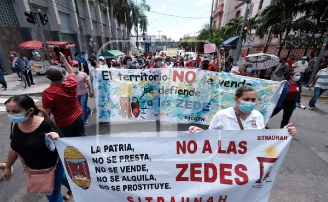 Jóvenes universitarios, simpatizantes de Libre y organizaciones defensoras de derechos humanos marcharon este 15 de septiembre por el centro de San Pedro Sula contra las Zonas de Empleo y Desarrollo (Zede). Fotos Yoseph Amaya/Diario LA PRENSA