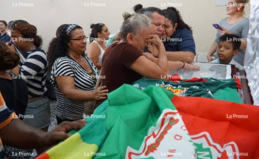 Familiares y amigos llegaron al funeral de Melvin Joel Medina Benavides, conductor de un rapidito que fue acribillado anoche en Choloma.