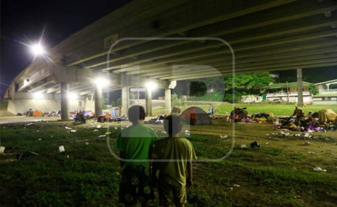 La oscuridad, el frío y la necesidad se han convertido en un enemigo implacable en estos tiempos difíciles para varias familias. Foto Melvin Cubas