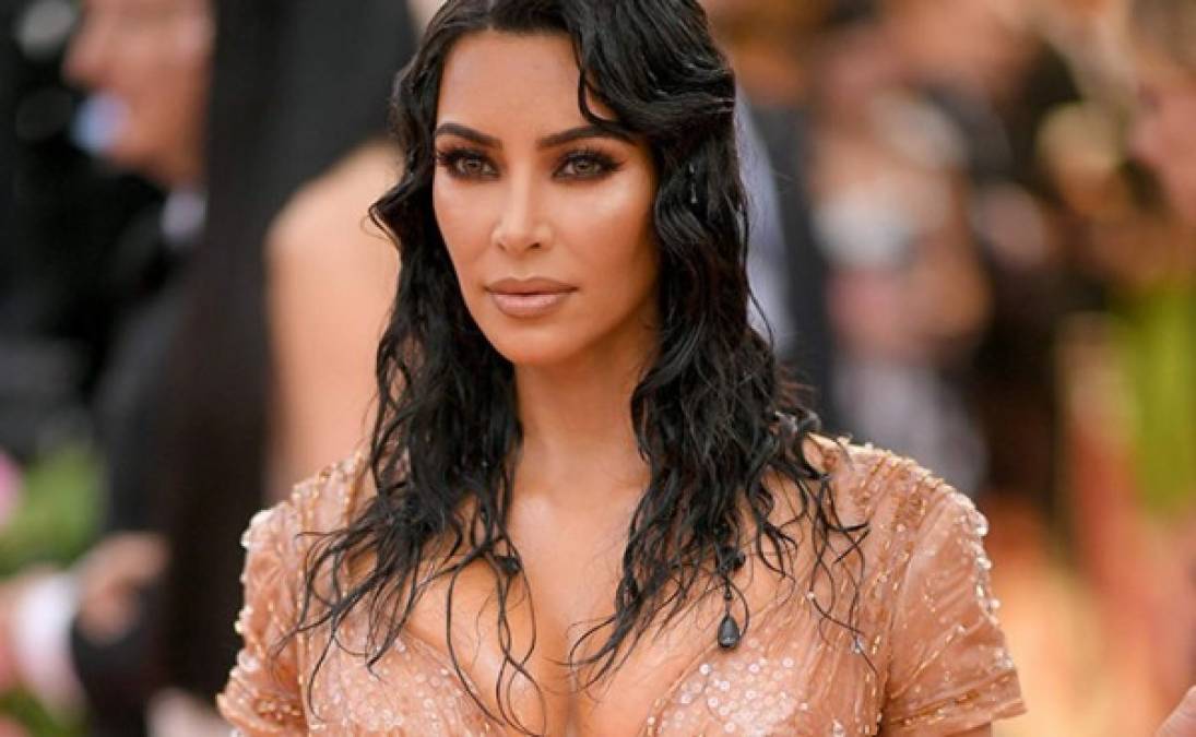 La empresaria mundialmente conocida, Kim Kardashian, se reunió con el presidente de EEUU, Donald Trump, y lució 'irreconocible' de pies a cabeza.