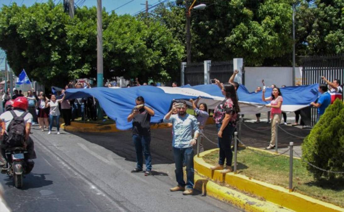 La gente celebra en las calles de Managua el 15 de marzo de 2019 después de que el gobierno liberó a 50 presos de la prisión de máxima seguridad de La Modelo como arresto domiciliario como parte de las conversaciones de paz con la alianza de la oposición para poner fin a la prolongada crisis política del país. Foto AFP.