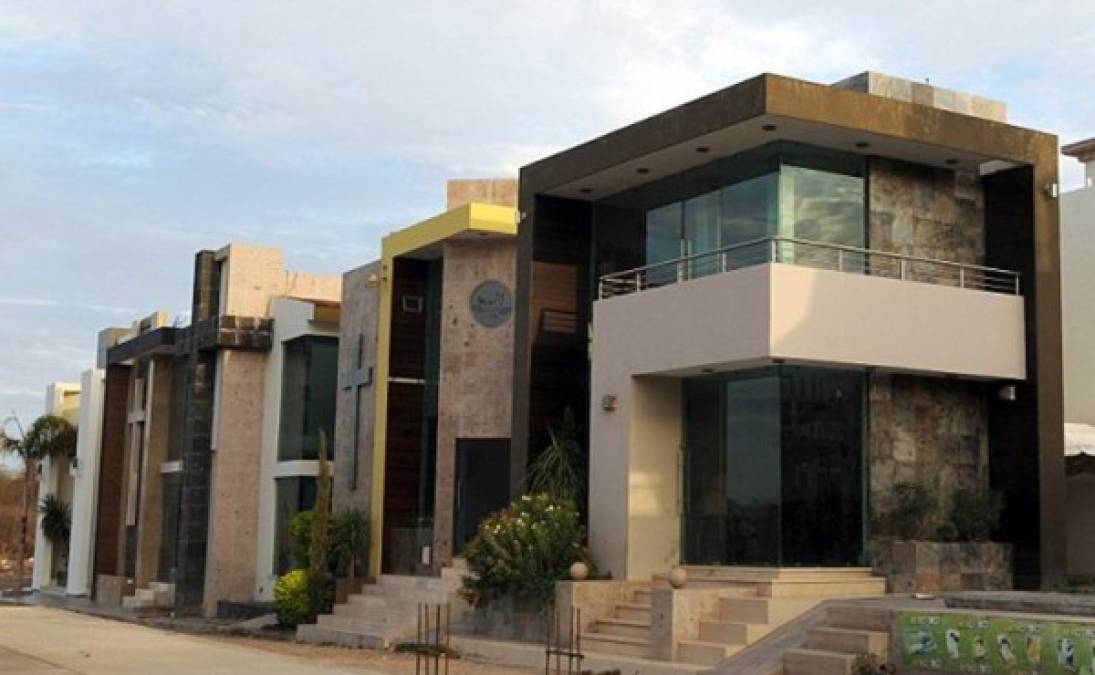 Arturo Guzmán, hermano de 'El Chapo', construyó un mausoleo compuesto por 5 edificaciones, una para cada uno de sus hermanos. Está valorado en $1,200,000. Los edificios están equipados con aire acondicionado y lujosas habitaciones para familiares. Arturo fue asesinado en una prisión mexicana.