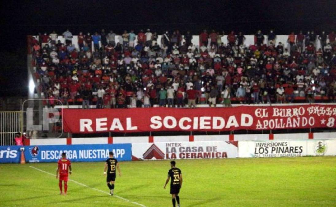En el estadio Francisco Martínez Durón no se respetó el distanciamiento social durante el partido entre Real Sociedad y Motagua. Algunos aficionados usaban mascarillas, otros no.