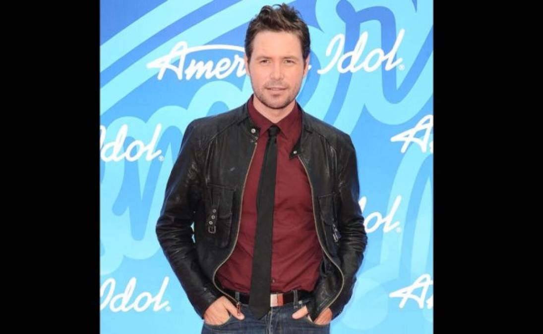 MICHAEL JOHNS. El exconcursante de American Idol (FOX) murió el pasado viernes 1 de agosto, al parecer el australiano de 35 años falleció a consecuencia de un coagulo sanguíneo que se originó en un tobillo.