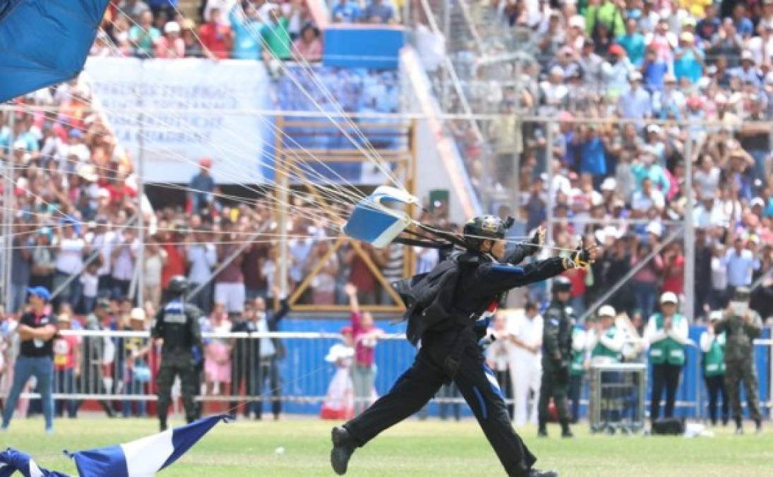 El portador de bandera de Costa Rica logró caer de pie y celebró con entuasiamo su llegada al césped del Nacional.