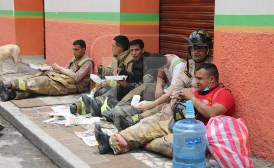 Bomberos de Santa Rosa de Copán y La Entrada apoyaron en las labores para controlar el fuego.