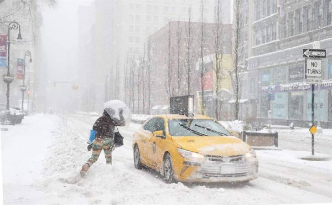 "La tormenta invernal provocó una gigantesca nevada que azotó Nueva York y otras ciudades de la costa este dejando varios pies de nieve."