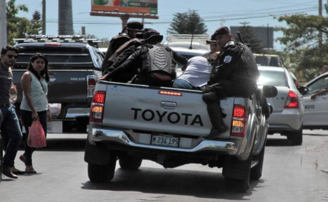 <br/>Agentes de la policía antidisturbios de Nicaragua se van con dos personas arrestadas mientras se dirigían a una manifestación convocada por grupos de la oposición para exigir al gobierno la liberación de los arrestados por participar en protestas antigubernamentales en Managua. Foto AFP.