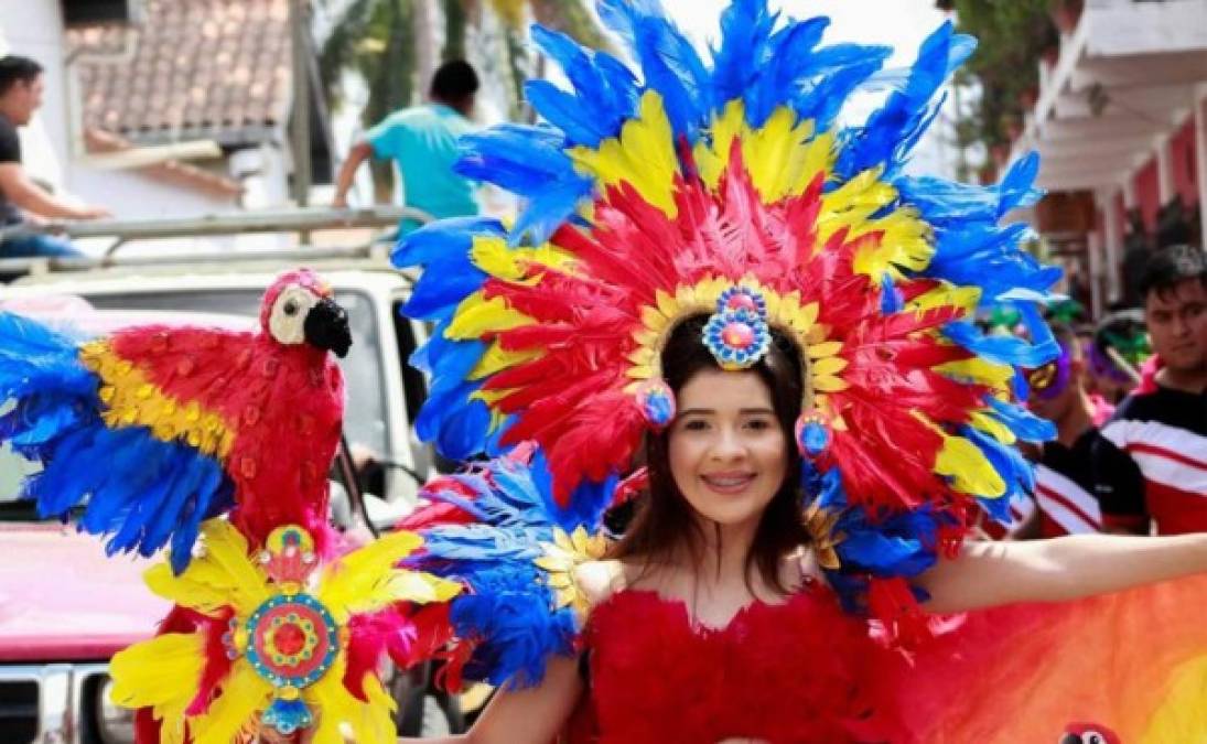 Este día desfilaron las mojigangas como parte del programa de la Feria Patronal Copán Ruinas 2019, miles de copanecos se hicieron presentes en la ruta del recorrido. Fotos de la Cámara de Turismo de Copán Ruinas.