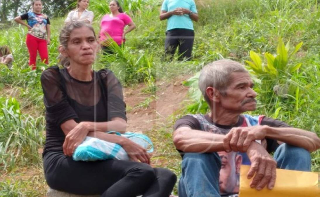 La comunidad de Antonio del Perú acompañó a los parientes de Félix Enrique Lara para darle el último adiós este domingo.