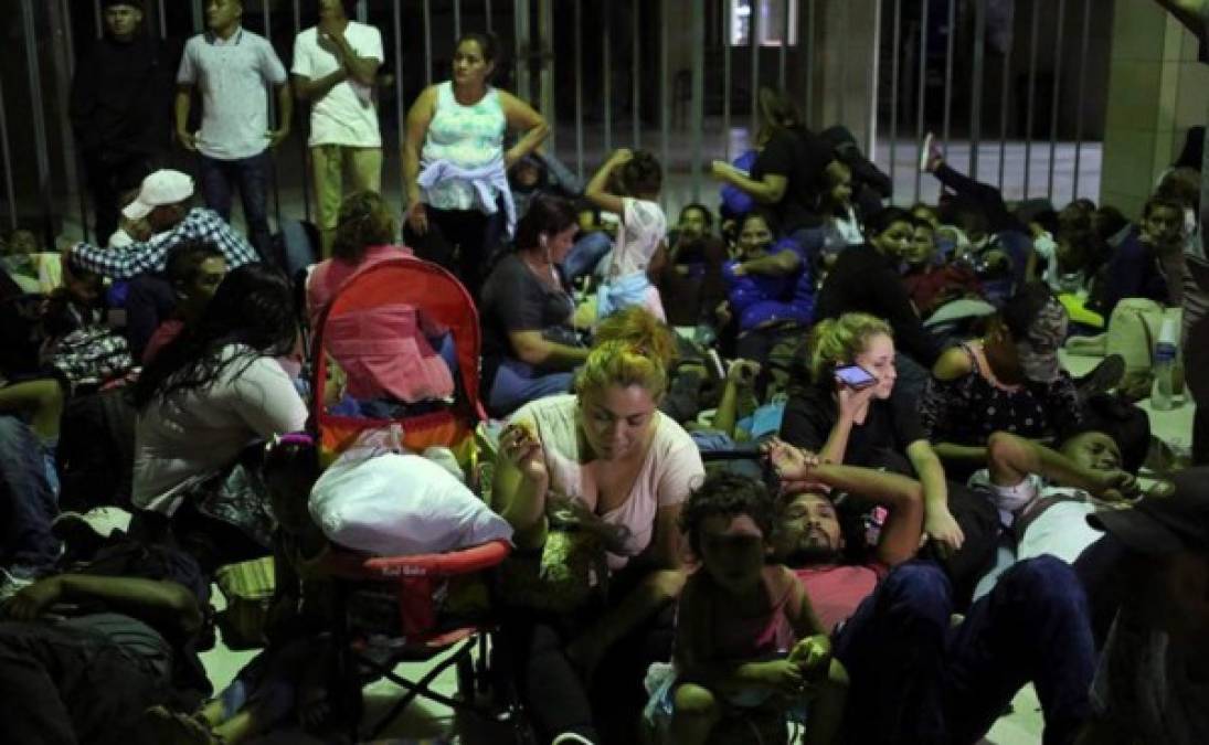 Decenas de efectivos militares vigilaron la terminal de autobuses durante toda la noche, mientras los migrantes dormían en las áreas verdes o aceras de la instalación del transporte terrestre que desde San Pedro Sula lleva a diferentes regiones del país.