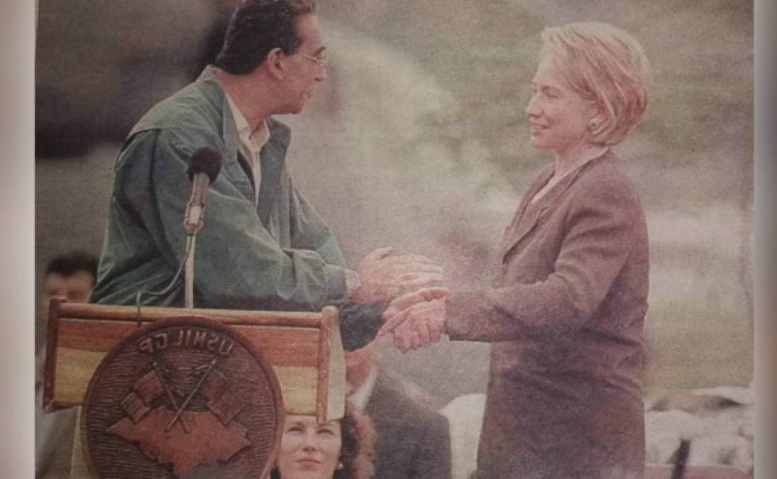 Hillary Clinton, esposa del entonces presidente Bill Clinton, llegó a Honduras en noviembre de 1998 para asegurar el compromiso del gobierno de EEUU con el país.