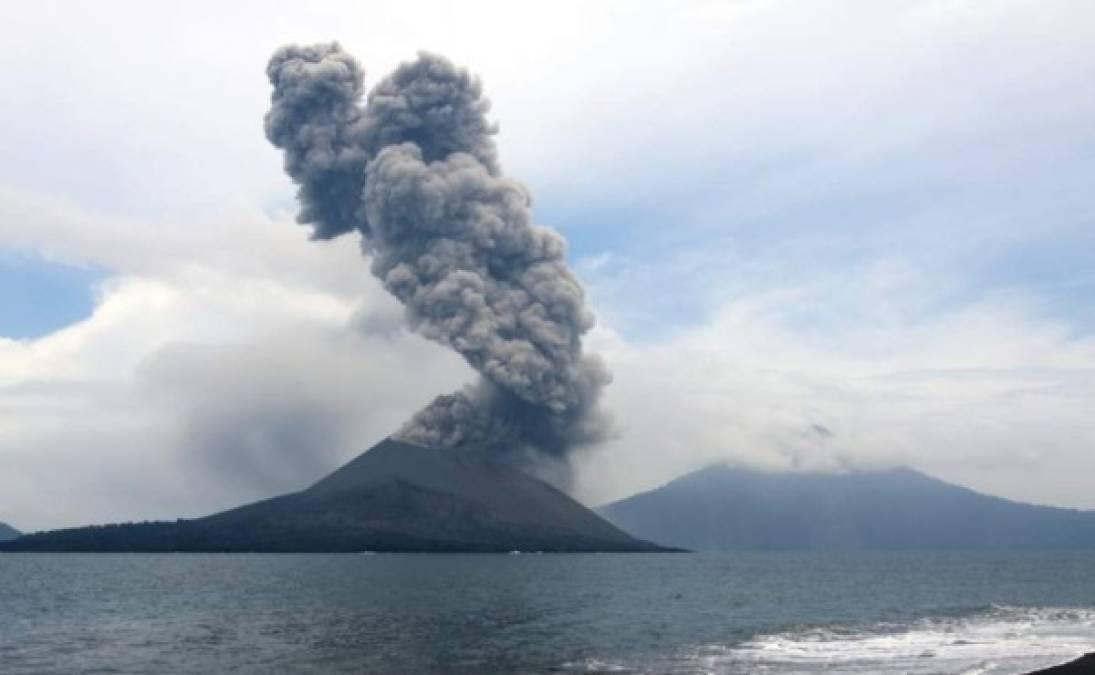 El servicio de vulcanología de Indonesia señaló en un informe que el volcán, entró en erupción anoche dos veces y durante un total de casi 40 minutos.