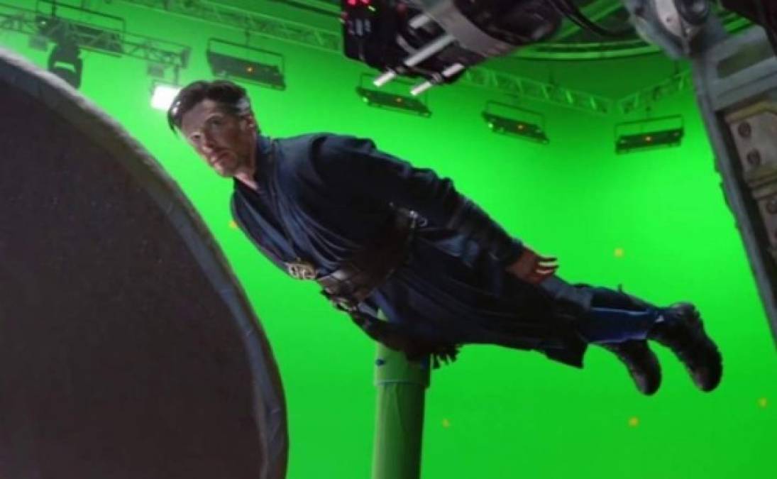 Una de las películas donde se utilizó muchos más efectos especiales fue Doctor Strange. Aquí el actor Benedict Cumberbatch mientras graba una escena donde vuela.