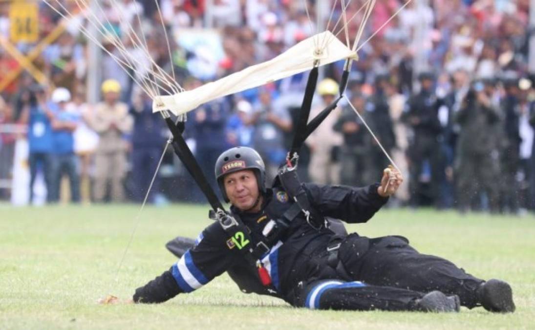 Uno de los paracaidistas logró llegar al suelo del Nacional con éxito y fue ovacionado por los presentes.