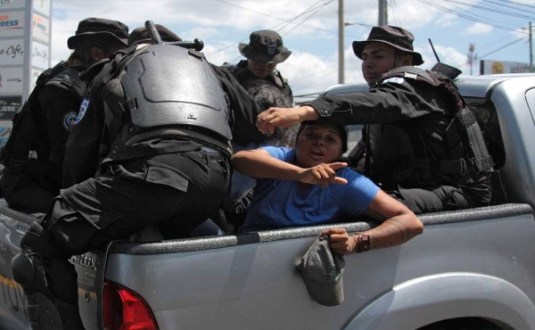 <br/>Agentes de la policía antidisturbios de Nicaragua se van con dos personas arrestadas mientras se dirigían a una manifestación convocada por grupos de la oposición para exigir al gobierno la liberación de los arrestados por participar en protestas antigubernamentales en Managua. Foto AFP.