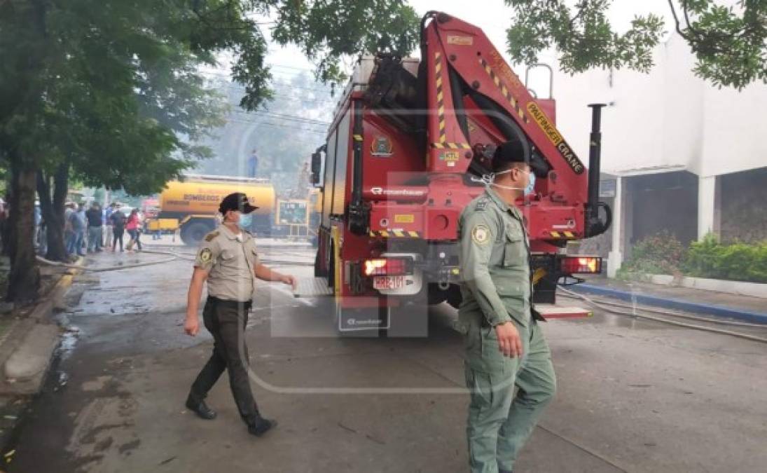 Los bomberos trabajarán para investigar las causas del incendio.