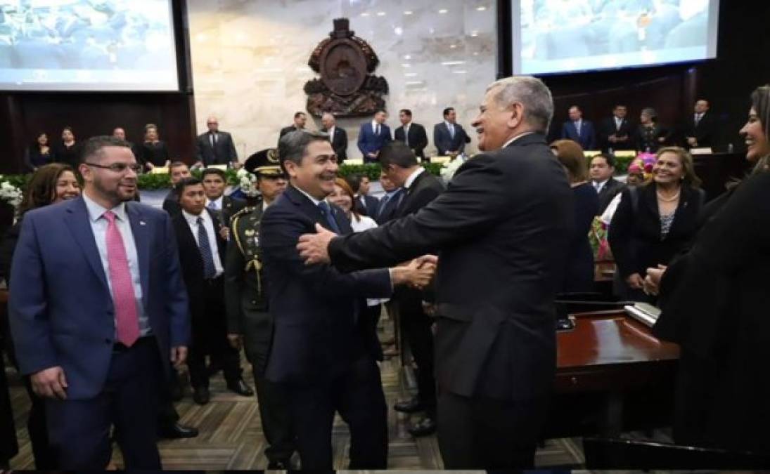 El presidente Juan Orlando Hernández también aprovechó un espacio para saludar a los diputados de los diferentes partidos políticos.