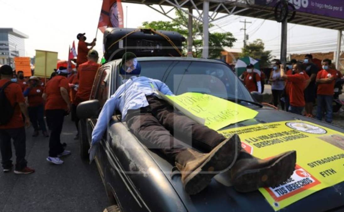 Una de las curiosidades captada durante la marcha en San Pedro Sula.