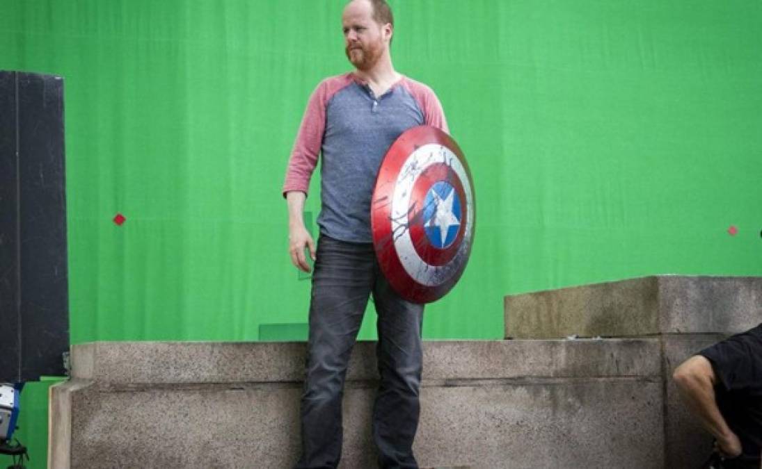 El director de 'The Avengers', Joss Whedon, sosteniendo el escudo del Capitán América en plena filmación.