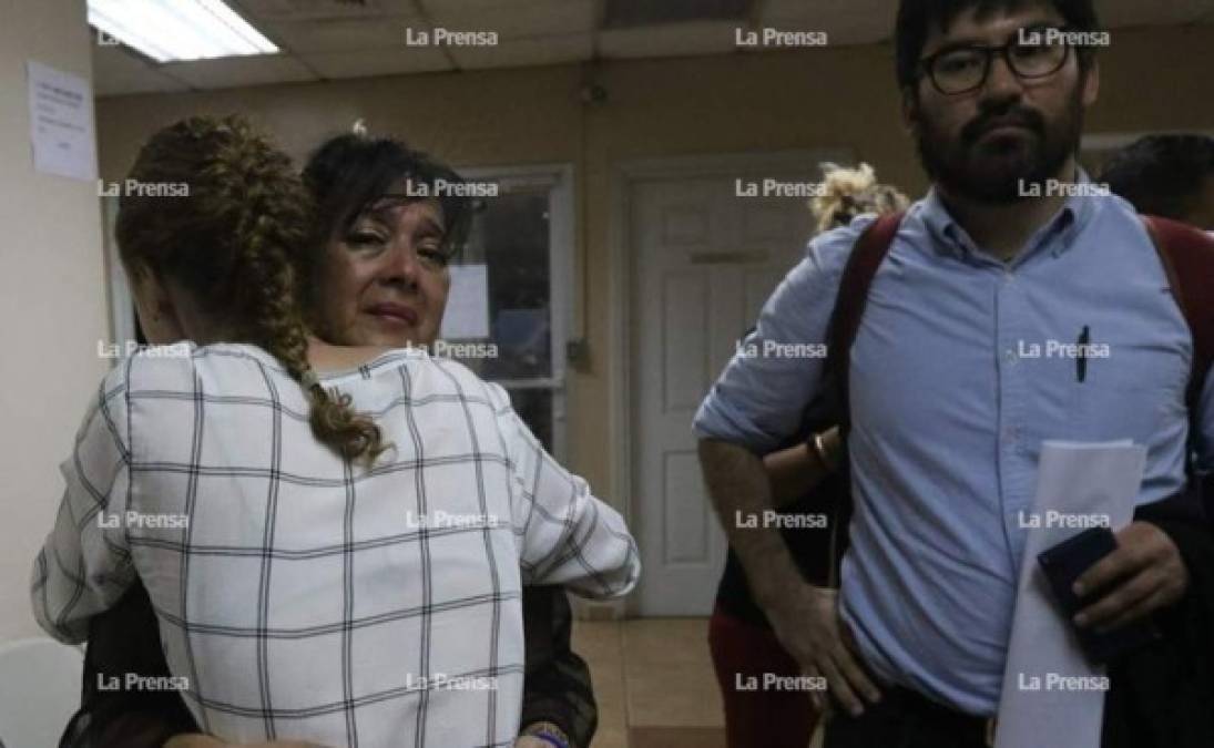 La profesora Maricruz Portillo, madre de Rommel Baldemar Herrera Portillo, derramó lágrimas al saber que su hijo seguirá preso. El joven permanece preso en la cárcel de la Tolva, acusado de incendiar la entrada de la embajada de Estados Unidos el pasado 31 de mayo.