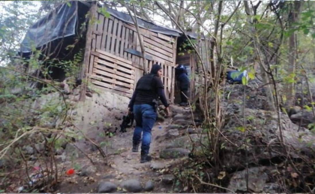 Se decomisó varios paquetes conteniendo supuesta droga y armas de grueso calibre.