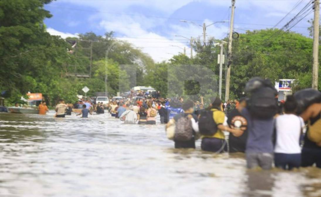 Ríos desbordados, carreteras destruidas y casas bajo el agua deja Eta en Honduras