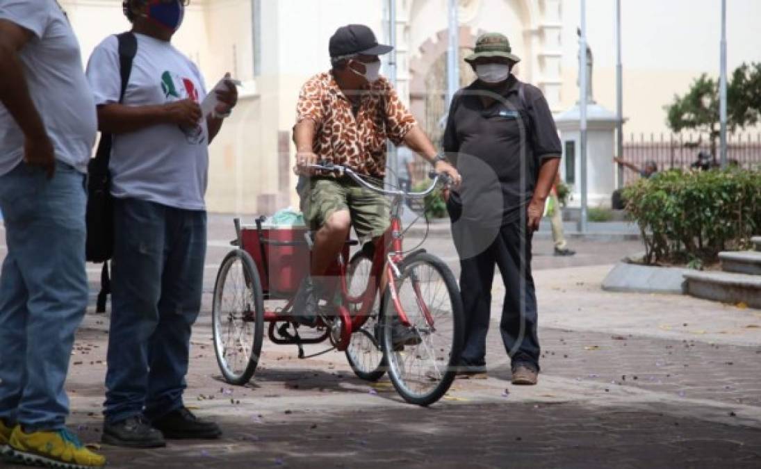 Muchos de los vendedores apostados en la calle peatonal buscan la forma de generar ingresos económicos para no sentir el impacto de la pandemia, aún y cuando la circulación de personas es limitada en Honduras.