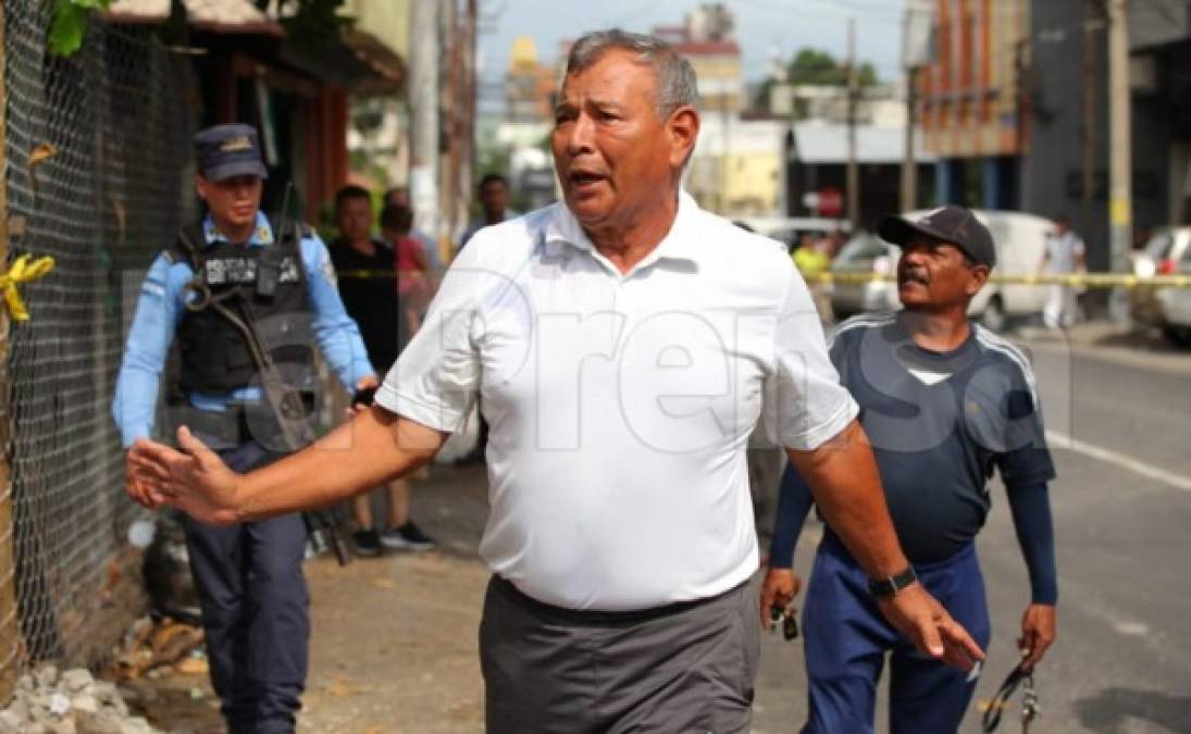 Familiares y personas se acercaron al lugar para conocer cómo fueron los hechos. La Policía acordó la plaza donde está ubicada la agencia. Información preliminar establece que dos individuos ingresaron con armas de fuego al negocio para asaltar a las personas que se encontraban en el interior.