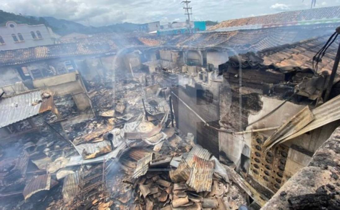 Al menos 500 locatarios perdieron todo su trabajo que forjaron durante años a raíz del incendio.