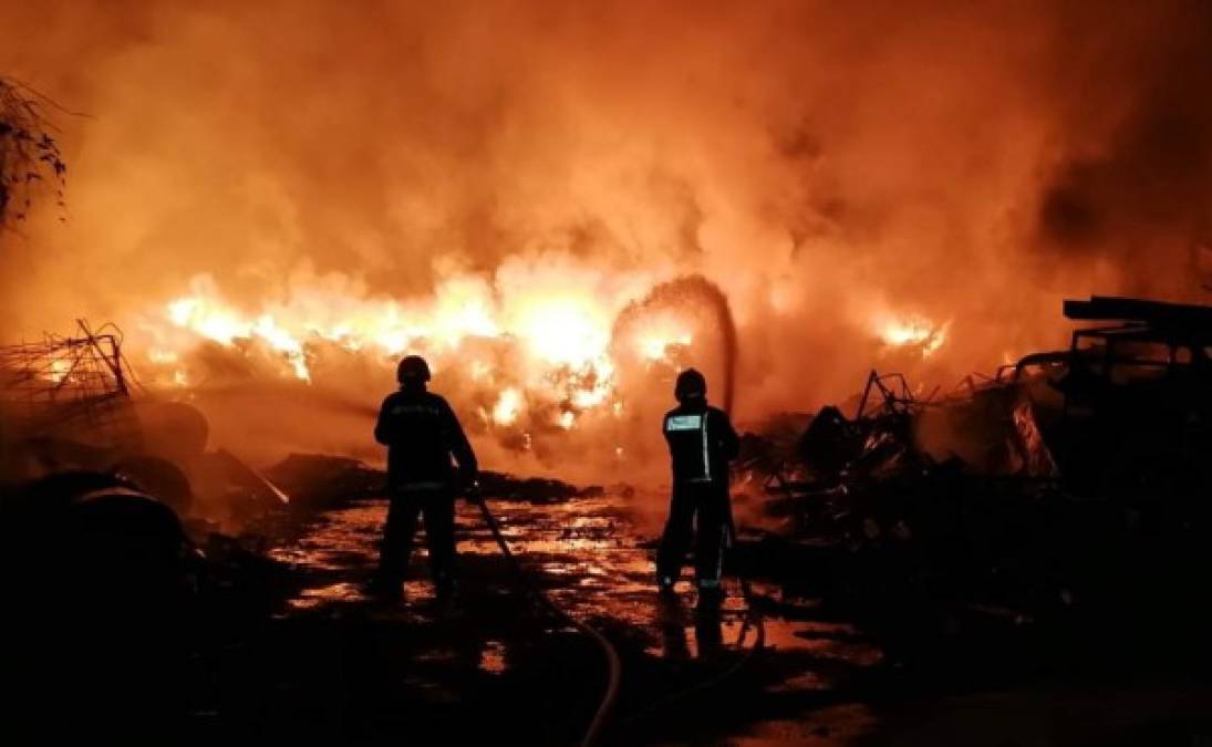 Un incendio de grandes proporciones se registró la noche de este jueves en uno de los predios aledaños al edificio del parque insdustrial zip Búfalo en Villanueva, Cortés.