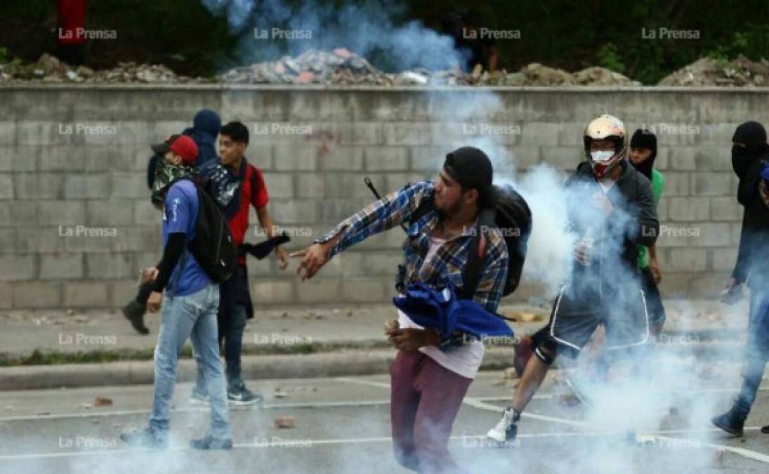 Tegucigalpa volvió a ser el epicentro de una batalla campal entre encapuchados y policiales. Las manifestaciones han dejado destrucción en todo en la capital de Honduras.