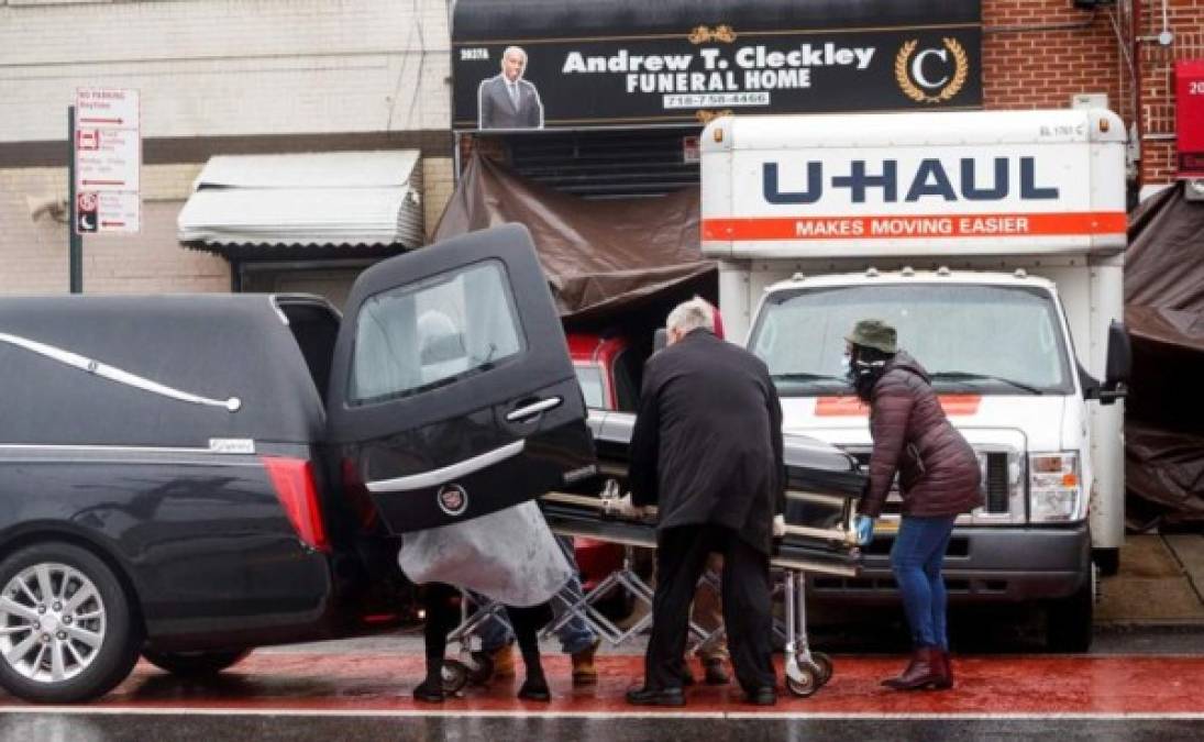 El Departamento de Salud del estado, que regula a las funerarias, informó que fue notificado del problema de almacenamiento de fallecidos y que 'la funeraria está haciendo arreglos alternativos'.