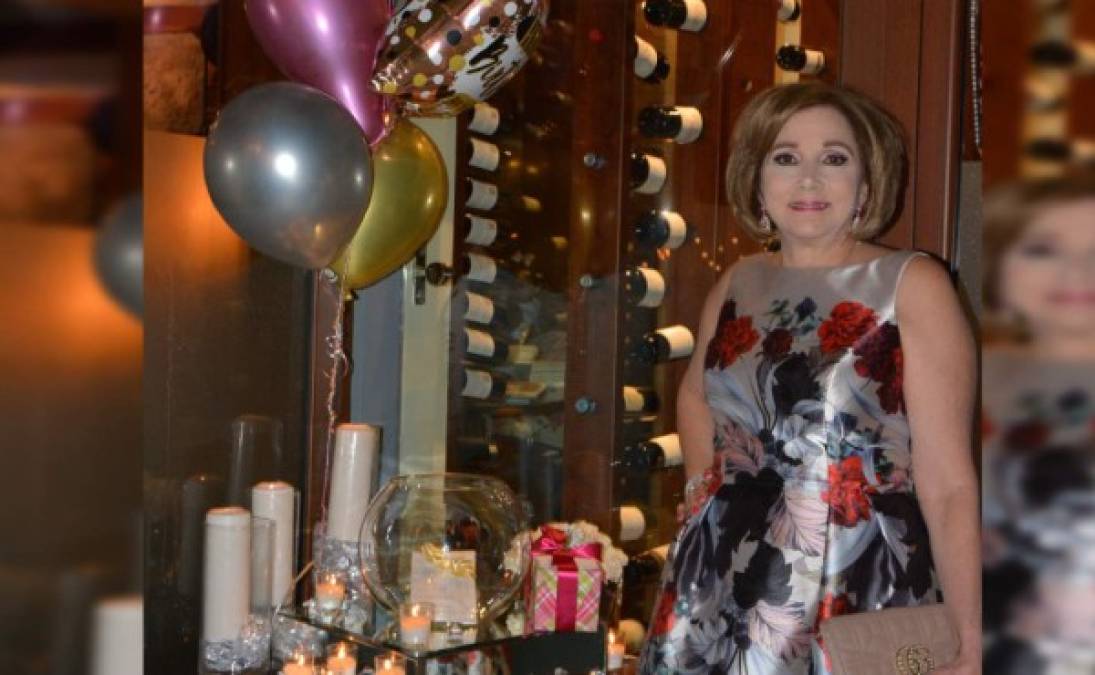 La querida dama Nancy Yacamán de Handal arribó a un nuevo año de vida,fecha muy especial para todos sus familiares y seres queridos.La cumpleañera fue agasajada con una cena organizada por sus más cercanas amistades.<br/><br/>Desde las 7:00 de la noche se dieron cita en el restaurante Meza 23 del Club Hondureño Árabe para llenar de buenos deseos y obsequios a la bella festejada.Su esposo Farid, junto a sus hijos Farid, David, Andrés y Fernando estuvieron presentes en el festejo.Las nueras de la agasajada no podían faltar, y Mónica, Rosina, Karla y Janina compartieron ese momento tan especial para toda la familia Handal Yacamán.