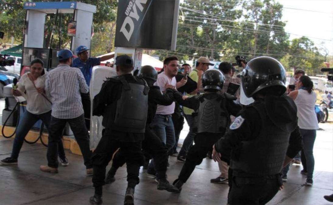 <br/>Oficiales de la policía antidisturbios de Nicaragua luchan con el camarógrafo de la AFP Luis Sequeira (C) y sus colegas ante una protesta convocada por grupos de la oposición para exigir al gobierno la liberación de los arrestados por participar en protestas antigubernamentales en Managua. Foto AFP.