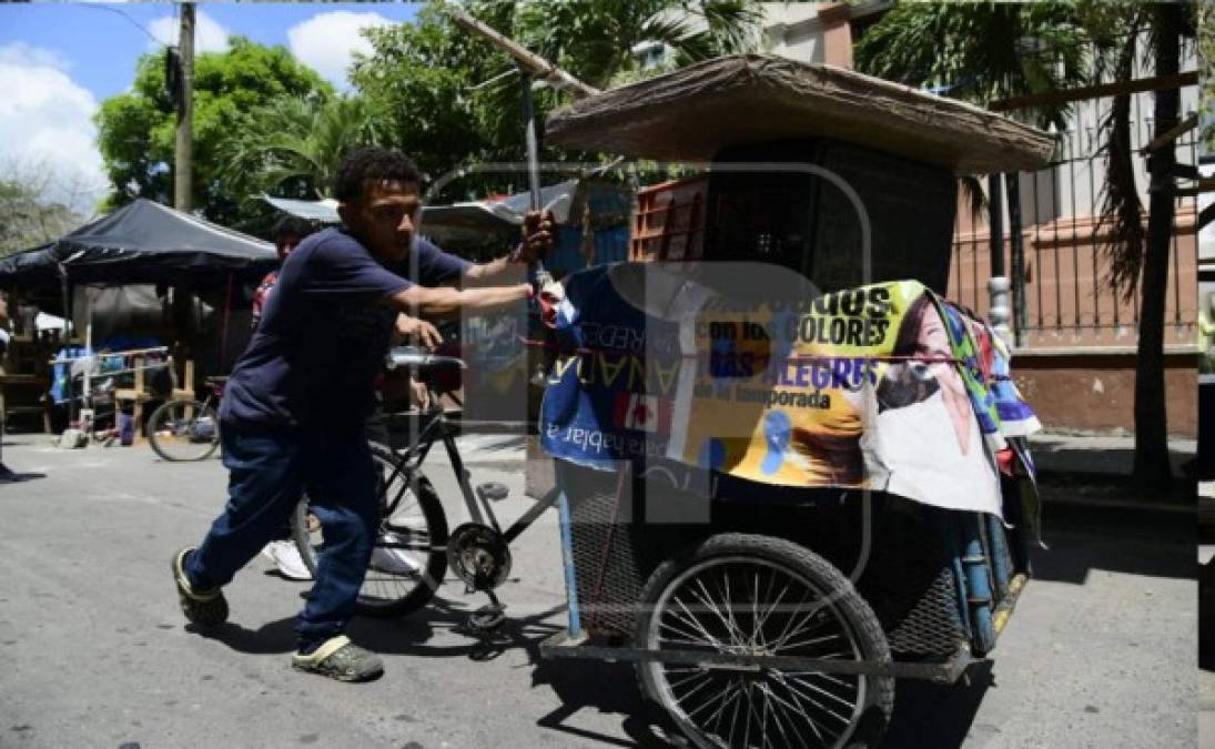 Algunos comerciantes no tuvieron más opción que retirarse, mientras que otros insistían en seguir trabajando. '¡Déjennos trabajar!', exclamaban los presentes.