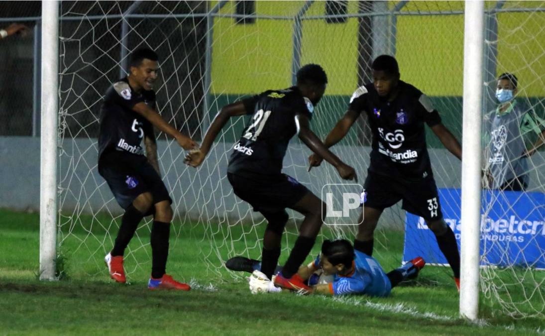 En la última jugada del partido, Geovany Martínez le quitó el balón de las manos al portero Bryan Cruz y lo mandó al fondo del arco de la UPN.