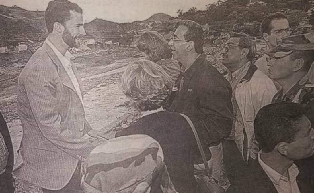 Felipe de Borbón, en ese entonces príncipe de España, fue uno de las primeras personalidades internacionales que viajaron a Honduras para visitar las zonas afectadas por el huracán Mitch.