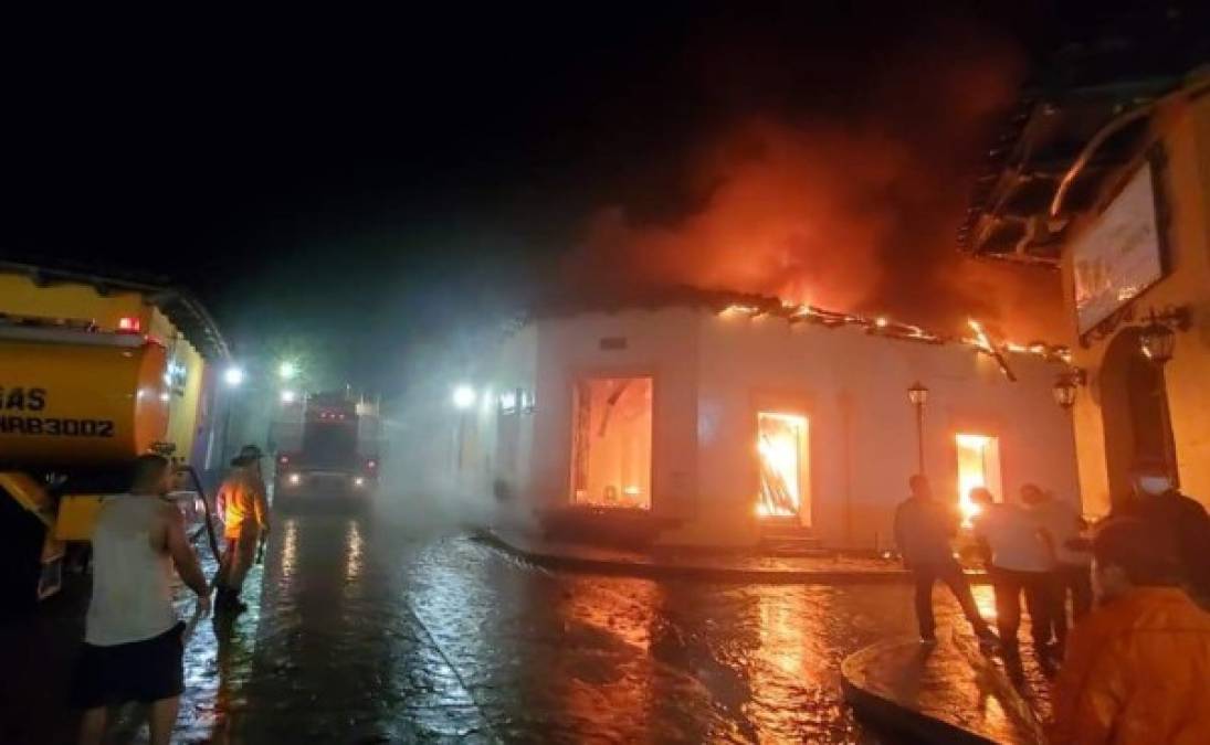 Momentos de drama vivieron los locatarios mientras observaban cómo el fuego consumía sus negocios.