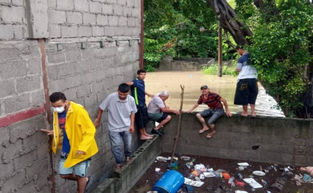Ríos desbordados, carreteras destruidas y casas bajo el agua deja Eta en Honduras