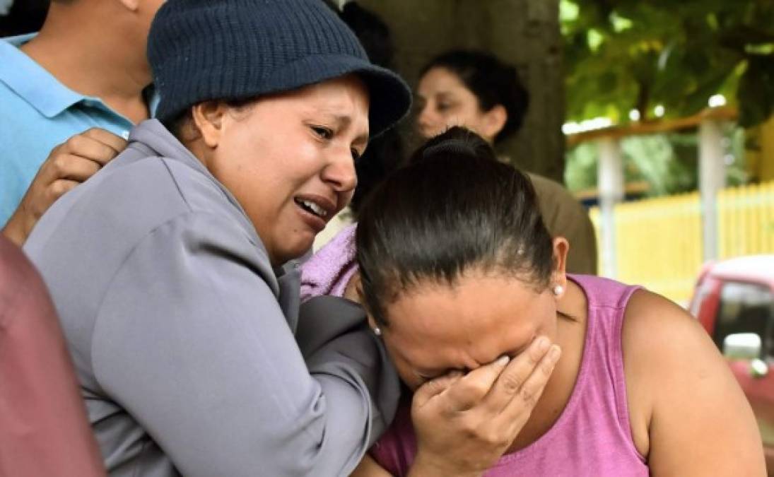 El llanto y el dolor se apoderó este sábado de decenas de mujeres familiares de los reos fallecidos en la cárcel de Tela.