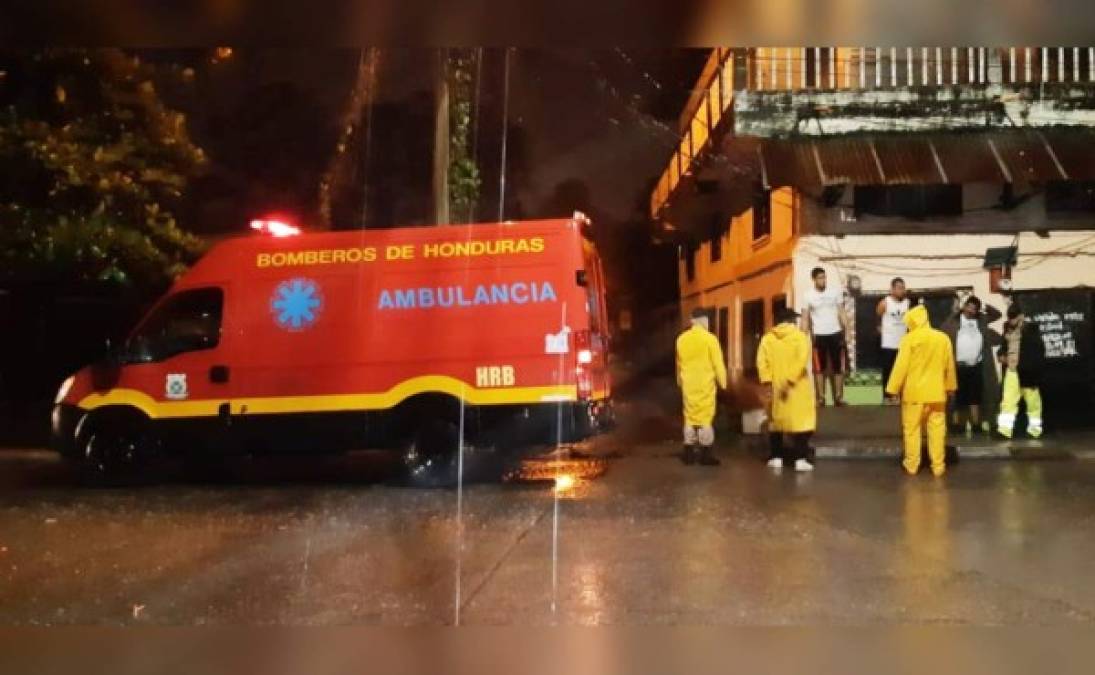 Algunos vecinos del sector han tenido que evacuar sus casas y se han ido a refugiar a lugares seguros.