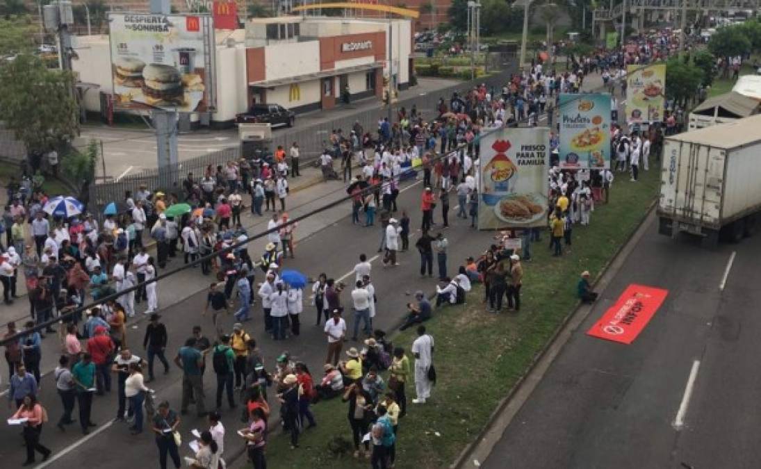 El bulevar Fuerzas Armadas en Tegucigalpa está aglomerado de manifestantes este lunes, todos ellos del sector Salud y Educación.